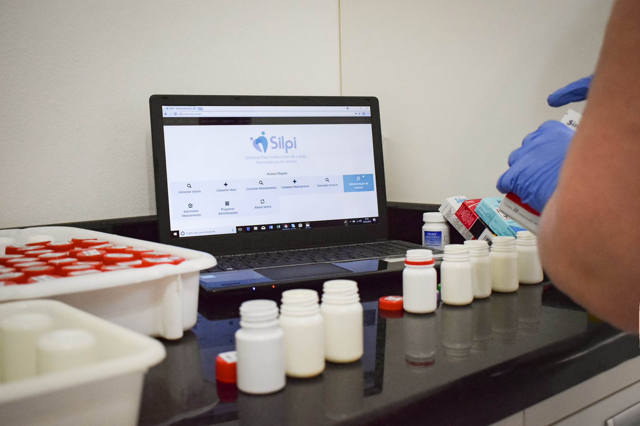 Imagem Descubra como fazer a administração de medicamentos na sua ILPI